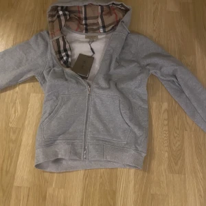 Burberry Kofta  - Säljer min burberry kofta då jag jag tröttnade på den snabbt. Den är i storlek L och mycket bra skick. Har bara använt den ett fåtal gånger då jag somsagt tröttna på den.  Tags följer med Skriv vid ev frågor