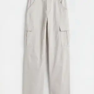 Ett par högmidjade byxor, som nästan är lite lika cargo-byxor. De är från H&M. Använda 2 gånger, samt inga defekter eller liknande😊. (Första bilden är tagen från hemsidan, och där heter byxorna ”90’s Baggy High Waist Jeans”)
