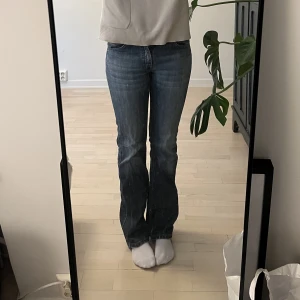 Bootcutjeans - Ett par skitsnygga bootcutjeans från Lee. Sjukt snygg tvätt och lägger sig fint vid fötterna. Älskar dessa jeans men säljer pga att jag har liknande💕Det står ingen storlek pga av att de är köpta second hand men skulle säga S/M. 