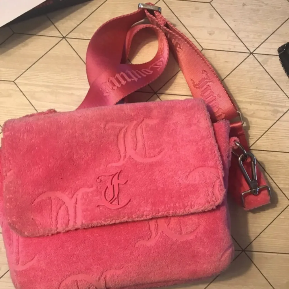 rosa juicy väska sparsamt använd köparen står för frakten!. Accessoarer.