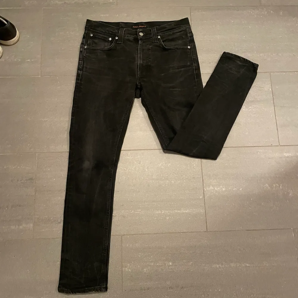 Säljer ett par svarta Nudie Jeans. Modellen är Lean Dean i storlek 33/32. Inga defekter bara använda fåtal gånger då har jag vuxit ur dem. Nypris 1600. . Jeans & Byxor.