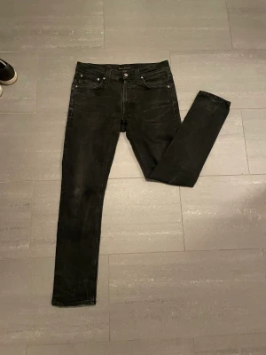 Nudie jeans - Säljer ett par svarta Nudie Jeans. Modellen är Lean Dean i storlek 33/32. Inga defekter bara använda fåtal gånger då har jag vuxit ur dem. Nypris 1600. 