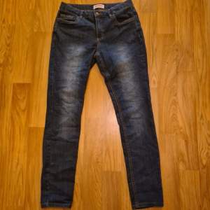 Mörkblåa jeans 