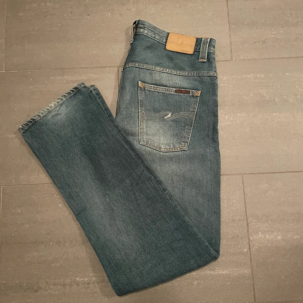 Säljer ett par nudie jeans. Modellen är Even Steven i storlek 33/34. Helt nya aldrig använda, nypris 1600. . Jeans & Byxor.