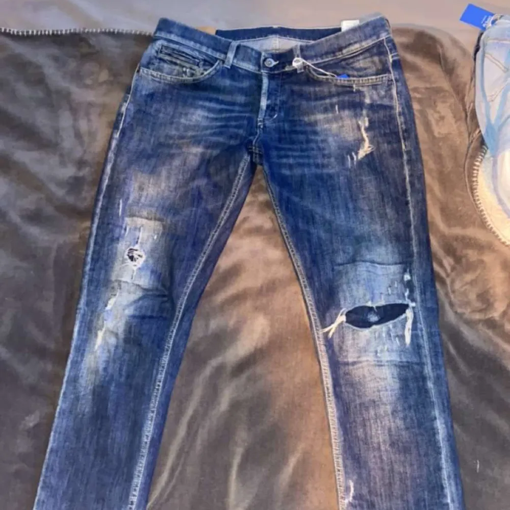 Nu säljer vi ett par dondup jeans i ny skick skriv vid funderingar och fler bilder mvh OBresell. Jeans & Byxor.