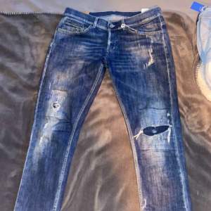 Nu säljer vi ett par dondup jeans i ny skick skriv vid funderingar och fler bilder mvh OBresell