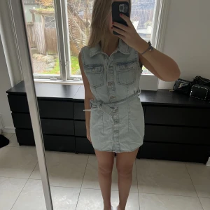 Jeansklänning  - Så snygg Jeansklänning från zara! Aldrig använd ❤️