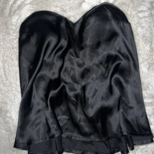 Topp - Jättefin bandeau topp i mycket fint skick. Har en gummikant på insidan högst upp så den sitter på plats. 