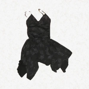 Cute 2000s klänning  - Cute dress straight from the 2000s! Den sitter så fint, står ingen storlek men skulle säga att den är en S, dock kan den passa M också. Frakten ligger mellan 50-60kr och är spårbar!