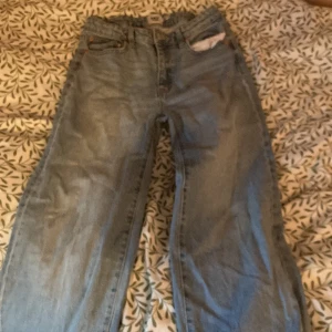 Blåa jeans flared  - Då dom är för små för mig. Väldigt bra sick.de är uppsydda 10 cm yngeför 