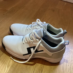 Vinterskor - Helt oanvänt,De är tillverkad av högkvalitativa material och har isolering för att hålla värmen inne.De har bra grepp för att du ska kunna gå särkert på snö och is