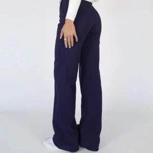 MARINBLÅ KOSTYMBYXA - Säljer mina absolut favoritbyxor då de blivit för små😭Köptes på Venderbys för 850kr och säljer för endast 450! Helt otrolig kvalitét och sitter så fint, så hoppas den kommer till rätt person!😍Är i storelk XXS men är väldigt stor i storleken så passar XS❤️