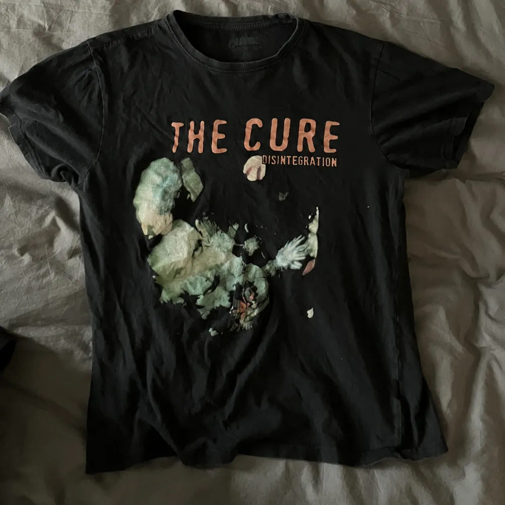 The cure t shirt, köpt 2021. lite urtvättad men inga fel på den. Storlek M. T-shirts.
