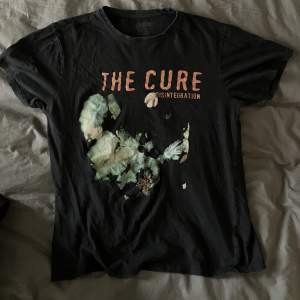 The cure t shirt, köpt 2021. lite urtvättad men inga fel på den. Storlek M