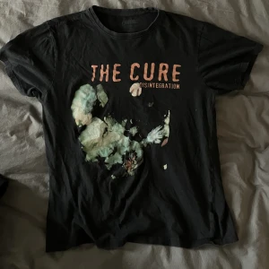 The Cure tröja - The cure t shirt, köpt 2021. lite urtvättad men inga fel på den. Storlek M