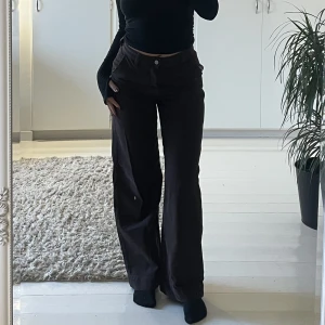 Bruna jeans  - Skitsnygga bruna jeans från junkyard i rakmodell🤍 i den mest perfekta bruna färgen till vintern🤍 Köp nu så postar jag jeansen till dig idag🤍!!! Skriv för fler bilder 🤍