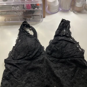 Bralette hm  - Säljer denna svarta bralette ifrån hm då den inte längre kommer till användning. Lite nopprig men går att få bort lätt. Jag står ej för kostanden på frakten. 