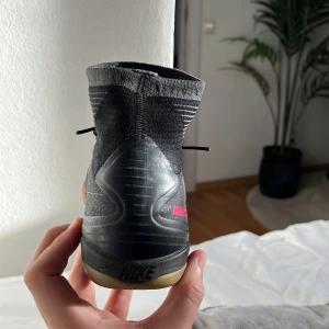 Innefotbollsskor - Inneskor i nyskick andvända 1 gång. Finns inte att köpa längre Nypris 1499 kr Pris: 499 + frakt Storlek:40