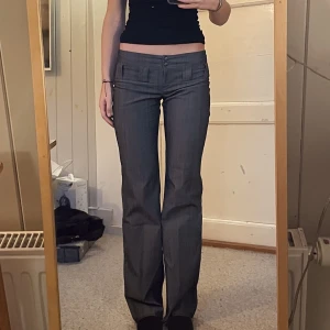 Lågmidjade kostymbyxor  - Jag är 174cm. 37 cm rakt över midjan & 48cm över höfterna. 86cm i innerbenslängd!💕