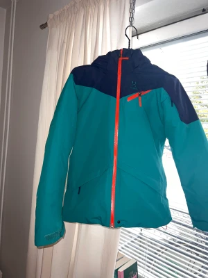 Haglöfs jacka  - Haglöfs jacka, nyskick. Storlek 164 men passar mig som använder strl s och är 172cm lång. Höst/vinterjacka. Skulle passa som skidjacka. 