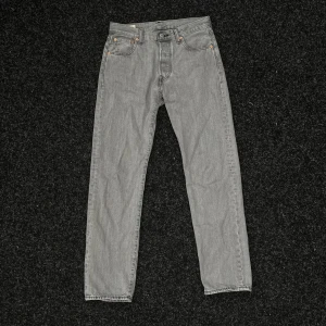 Levi's 501 (GRÅ) - 501:or som använts en del men är i bra skick, finns ett litet jack som knappt är synligt (försökt fota på andra bilden) men annars inga hål eller slitningar. Bara att höra av sig vid frågor eller fler bilder 🤝🏼