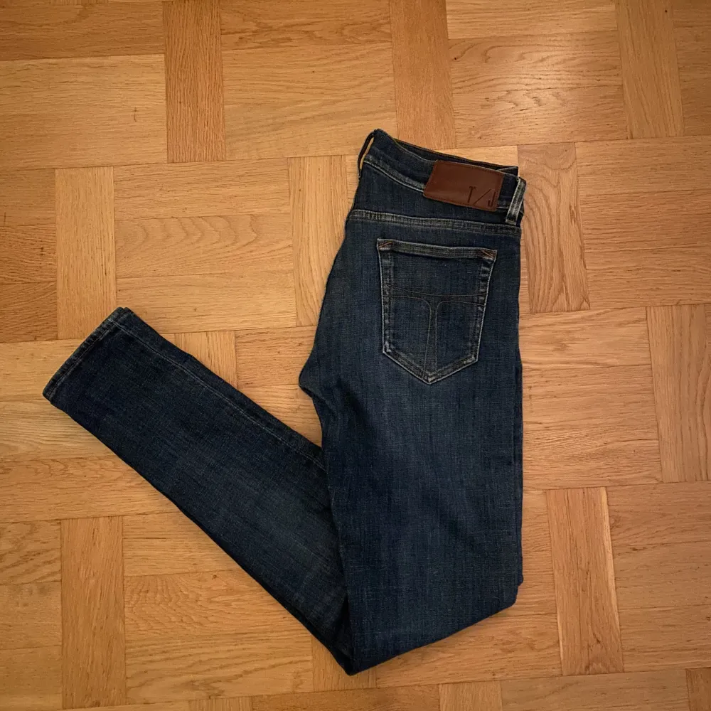 Ett par sjukt snygga jeans ifrån tiger of sweden i nyskick. Modellen är slim fit i storlek W30 L32. Nyskick: 1699kr, mitt pris: 250kr. Skicket är 10/10 och det är bara att skriva vid funderingar.. Jeans & Byxor.
