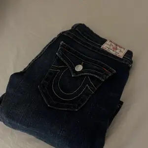 Lågmidjade flared vintage jeans från True religon i storlek 28🫶längden är för dem runt 160-170 ungefär