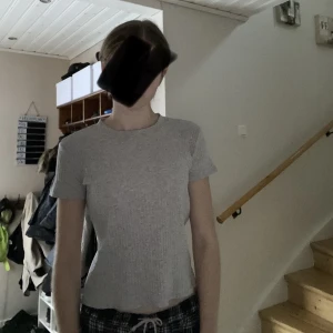 Grå ribbad tröja - En vanlig grå ribbad t-shirt från XOXO Friends💕Använd ca 4 gånger och inga fel. Har dock lite missfärgning under armarna. Strl. 158/164 men kan lika gärna vara en XS🙌🏼