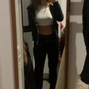 Juicy set - Säljer mitt älskade juicy set då det verkligen inte används. De har text där bak på både tröja å byxor. 😍