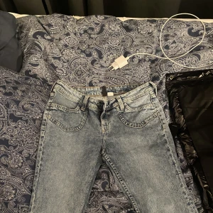 Lågmidjade jeans  - Ljusblåa lågmidjade jeans från HM, samma jeans som jag redan säljer men det här är en ljusare färg. Dessa är inte alls används eftersom jag fick hem dom och inte gillade färgen när dem testades. Annars sitter dem bra och är perfekt för den som e runt 170💓