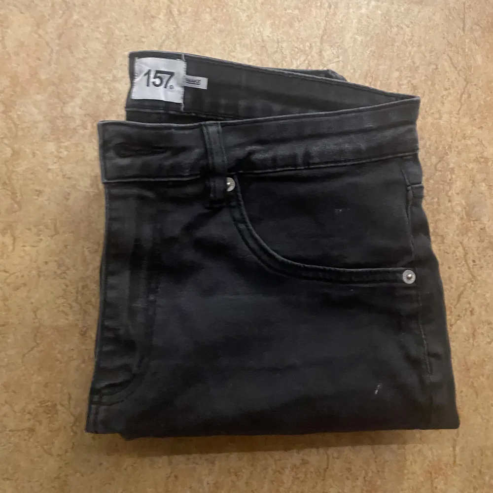 svarta jeans från lager 157, strl XL men sitter tajt. bra skick . Jeans & Byxor.