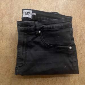 svarta jeans från lager 157, strl XL men sitter tajt. bra skick 