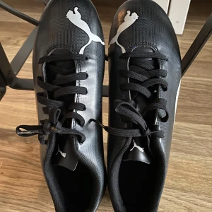 Puma fotbollsko  - Puma fotbollssko strl 41. Använda på konstgräs ett par ggr.