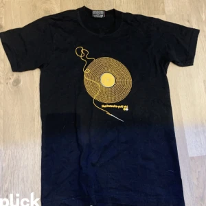 T-Shirt  - Säjer nu denna snygga t-shirt. Använd ett antal gånger men är i ett väldigt bra skick. 