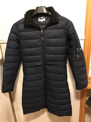 CRW marinblå parkas  - Lång ridjacka/kappa storlek 158-164. Nypris 699:- 