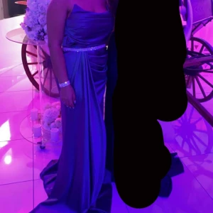 Festklänning - En festklänning som används i endast några timmar, priset går att diskutera.