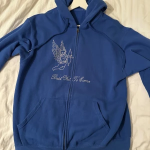 Best yet to come tröja - Säljer min rhinestone tröja från best yet to come, säljer den för 200kr. 10/10 skick