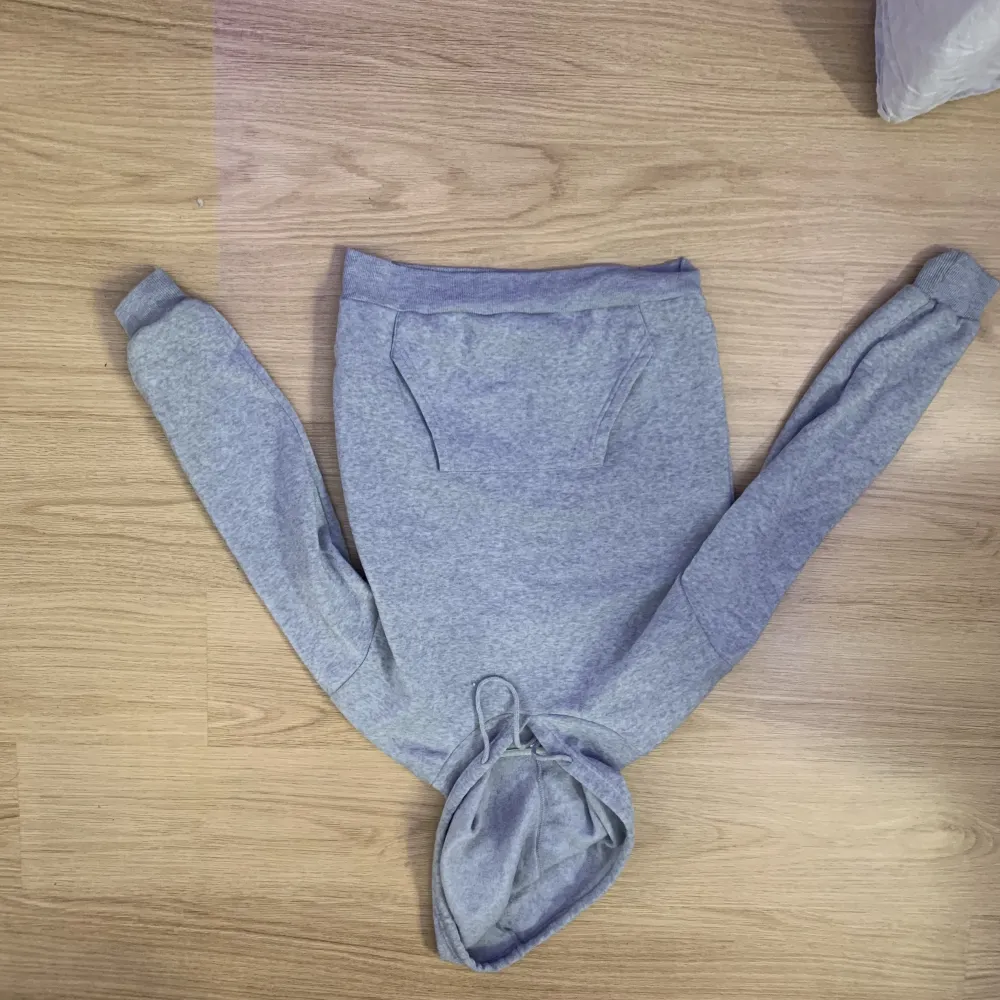 Säljer denna gråa hoodie då den inte används. Använd några gånger. Den är från shein och har storleken xs💕💕. Hoodies.
