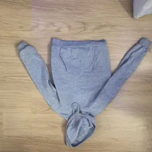 Säljer denna gråa hoodie då den inte används. Använd några gånger. Den är från shein och har storleken xs💕💕