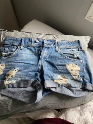 Jeans shorts - Jenasshorts med snygga slitningar som tyvärr blivit för små. 