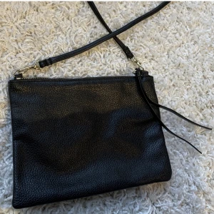 AXELREMSVÄSKA - Nätt axelremsväska från H&M