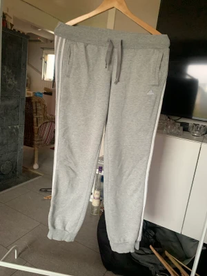 Adidasbyxor  - bra men lite använt skick. Mjuka och sköna. Low Waist