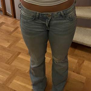 Blåa stretchiga lågmidjade jeans. Inga defekter och dom är jätte sköna. Kontakta mig för fler bilder!