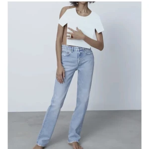 Jeans zara - Ljusblå Mid rise jeans från zara, säljer då dom aldrig kommer till använding 