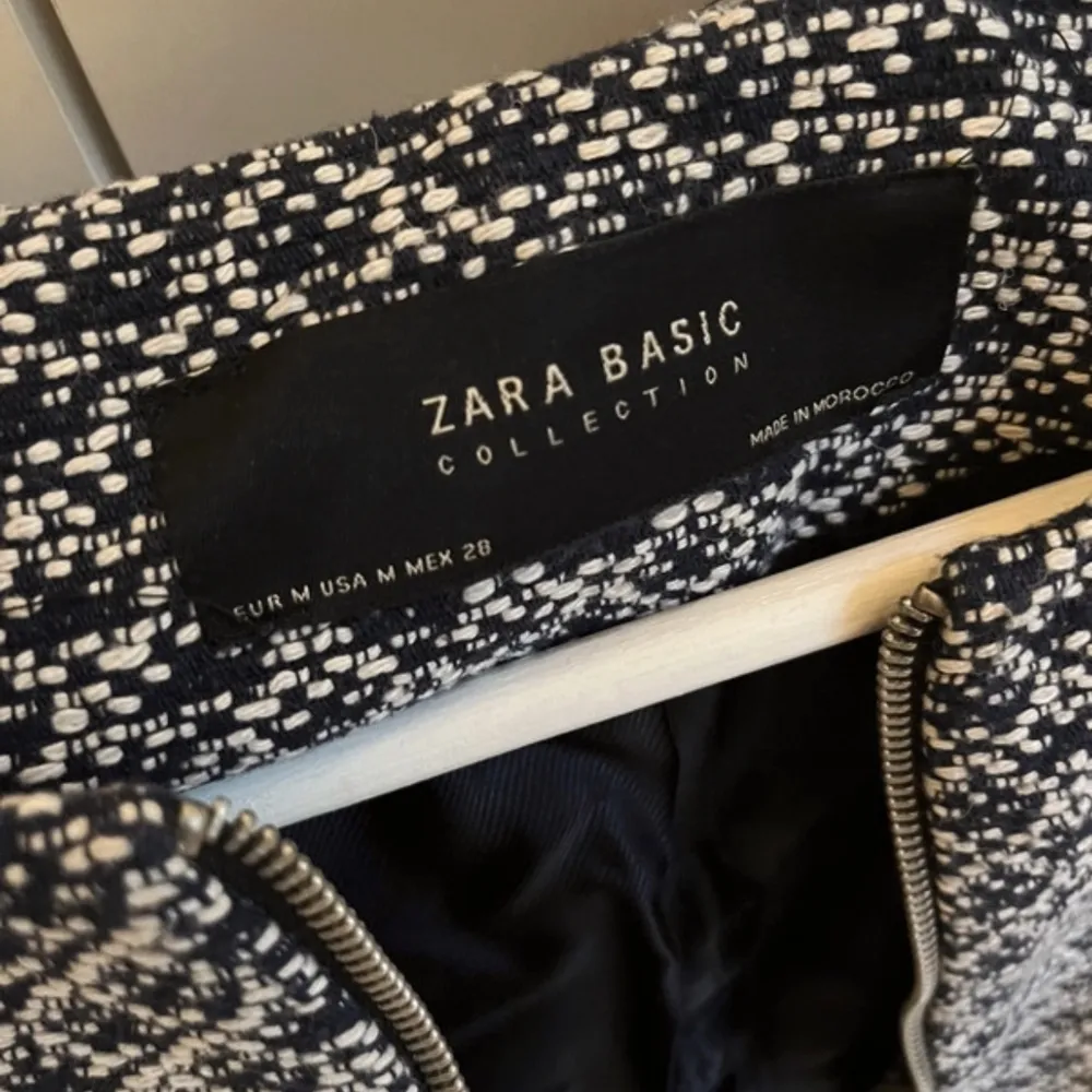 Mönstrad kappa från Zara, i gott skick . Jackor.