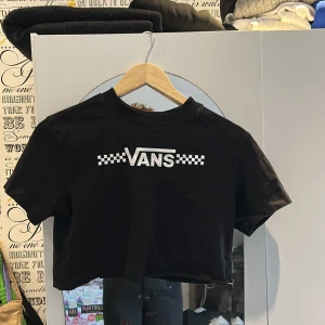 Vans crop top - Vans crop top som är avklippt i storlek XS. Den är mjuk och bekväm att ha ute och bara hemma. 