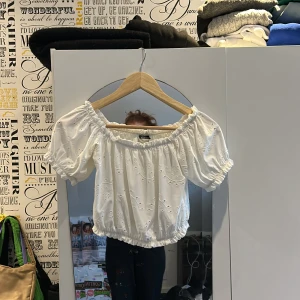 Vit sommar topp - Vit sommar topp från Gina Tricot i storlek xs. Den har små hål i sig, är väldigt luftig och knappt använd.