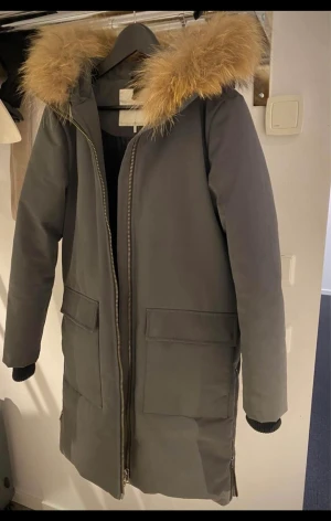 Minimum DK dunjacka (Korna coat)  - Jättefin varm dunjacka använd endast ett fåtal gånger från minimum dk. Storlek 36 Går att öppna o göra vidare nertill så att det är lättare att gå. Nypris: 3500kr nu: 1300kr