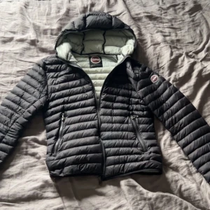 Colmar jacka - Tja säljer nu min Colmar jacka! Den är i storlek 48 vilket motsvara S/M. Den är 9/10 i skick. Ny pris 3700 säljer den för 1600 men priset ör inte hugget i stenen!