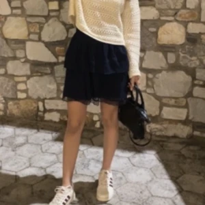 Marin blå kjol - Säljer denna marinblå kjol från vero Moda då jag inte använder den. Nyskick❤️‍🔥